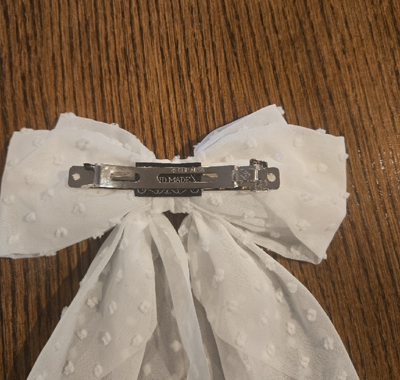Elegant White Bow Hair Accessory - Picture 3 of 3